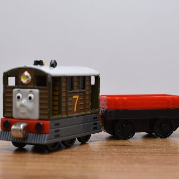 Toby w/ Low Cargo Car Diecast Engine Train Thomas & Friends Railway L.Curve 2002 - Picture 1 of 11